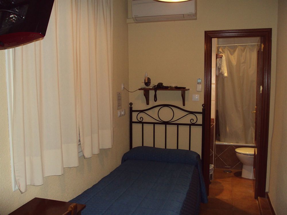 Hostal El Pilar Madrid Luaran gambar