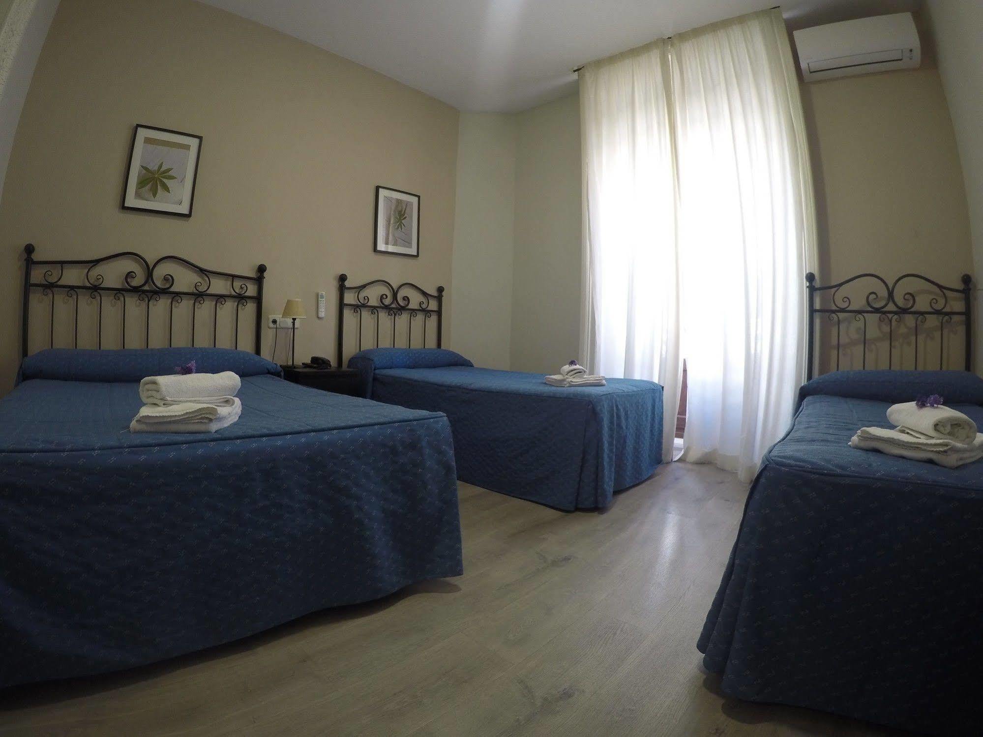 Hostal El Pilar Madrid Luaran gambar