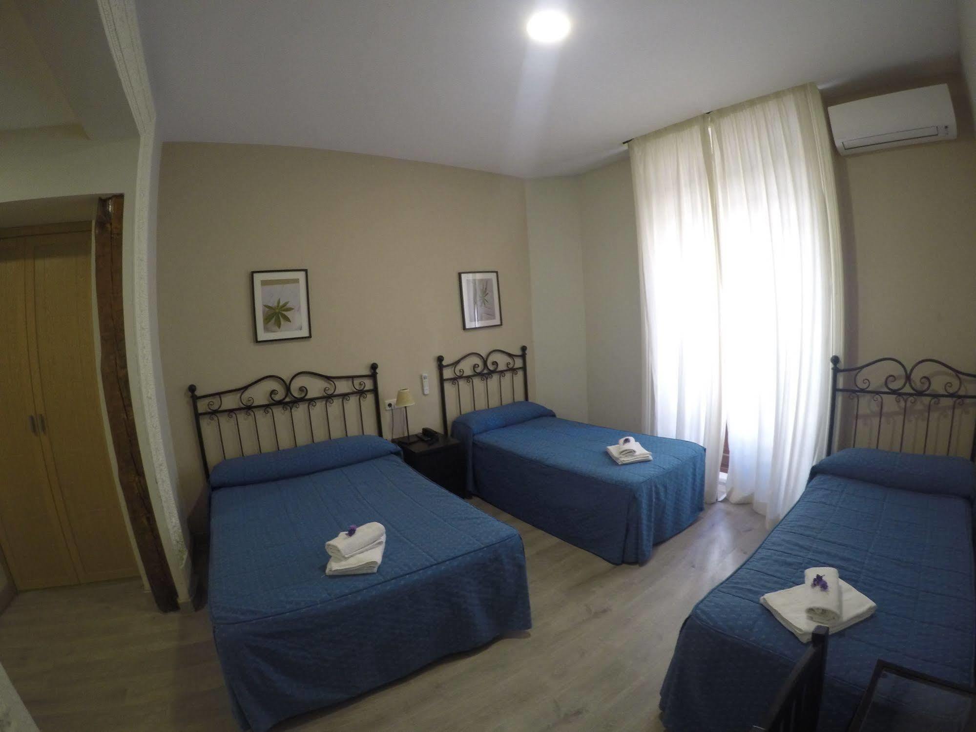 Hostal El Pilar Madrid Luaran gambar