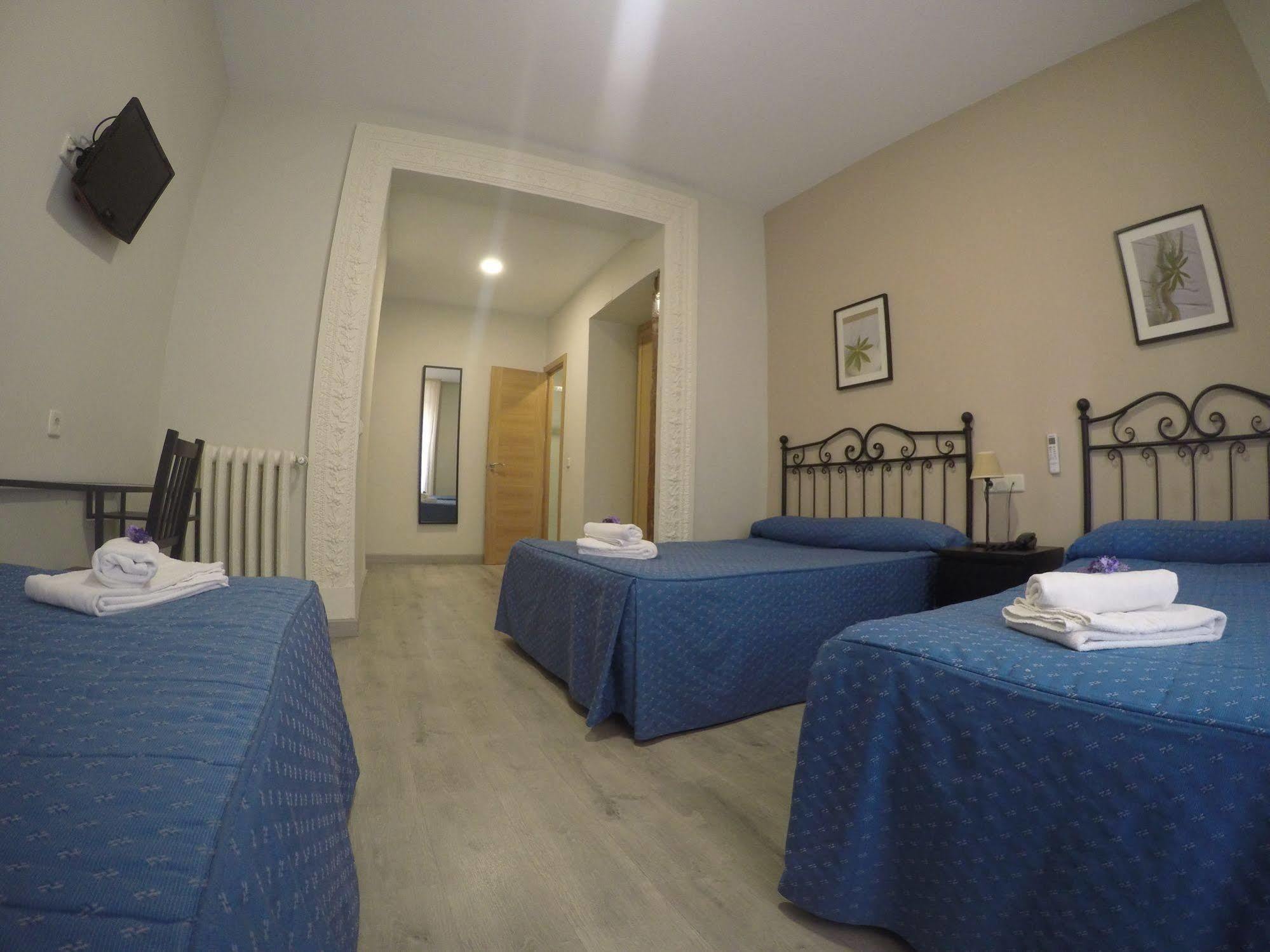 Hostal El Pilar Madrid Luaran gambar