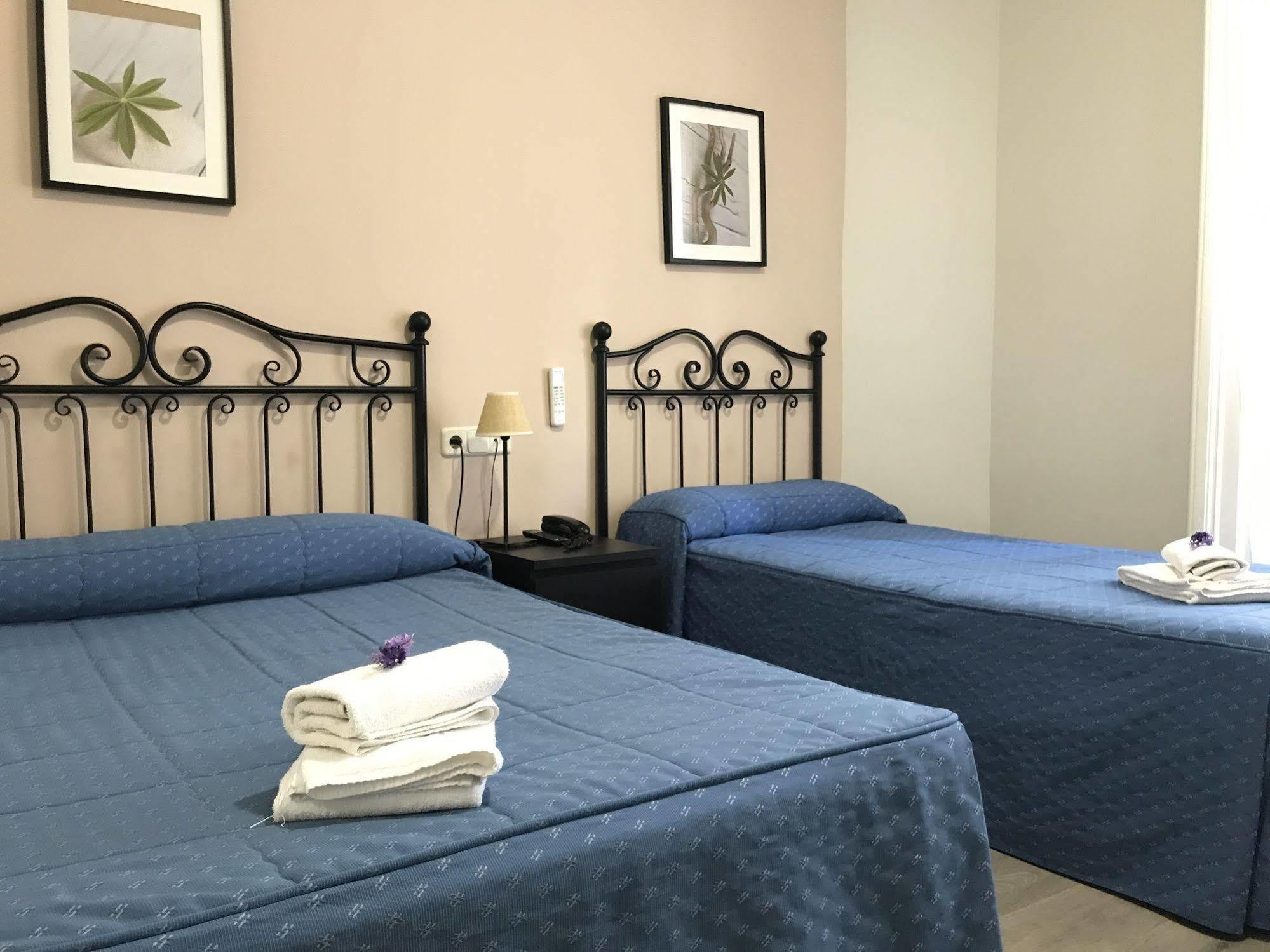 Hostal El Pilar Madrid Luaran gambar